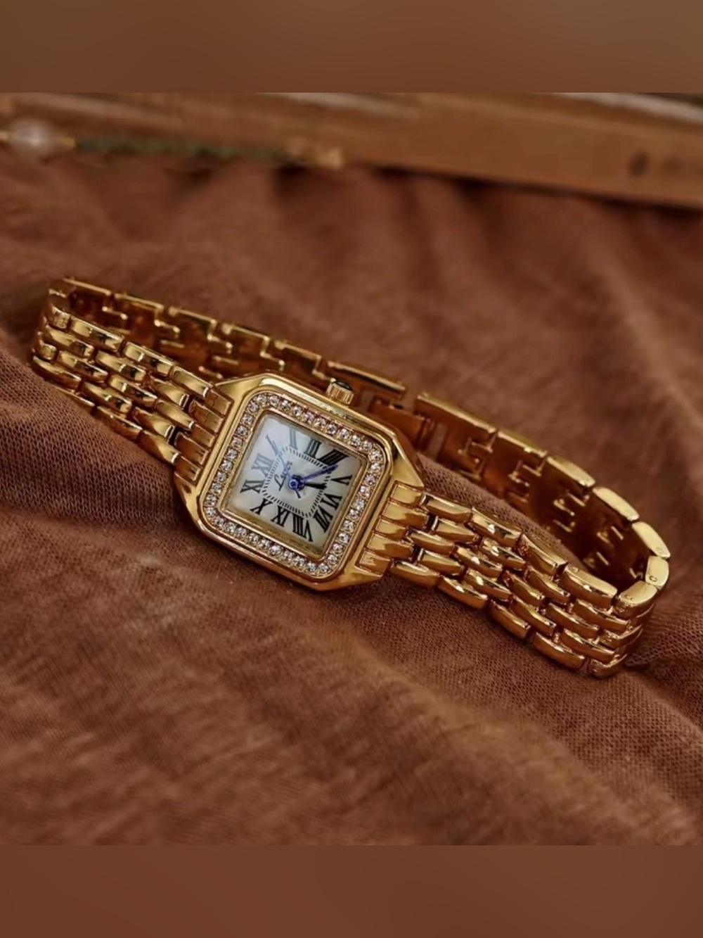 Panthere Elegant Gold Watch - Picture 3 of 5